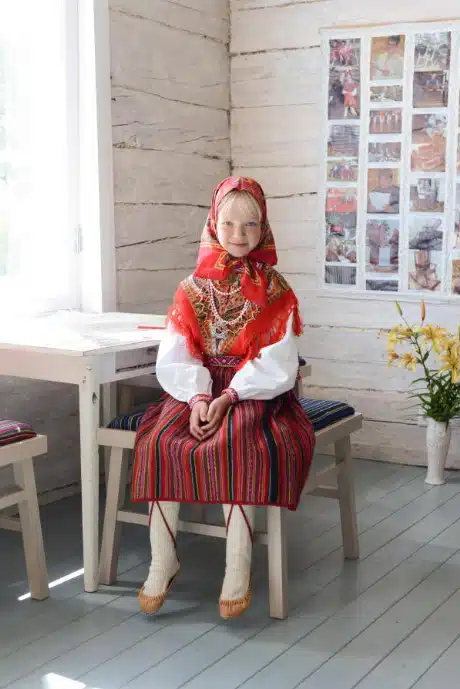 Kihnu tüdruku rahvarõivad