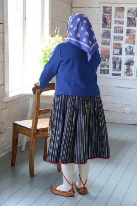 Kihnu naise rahvarõivad