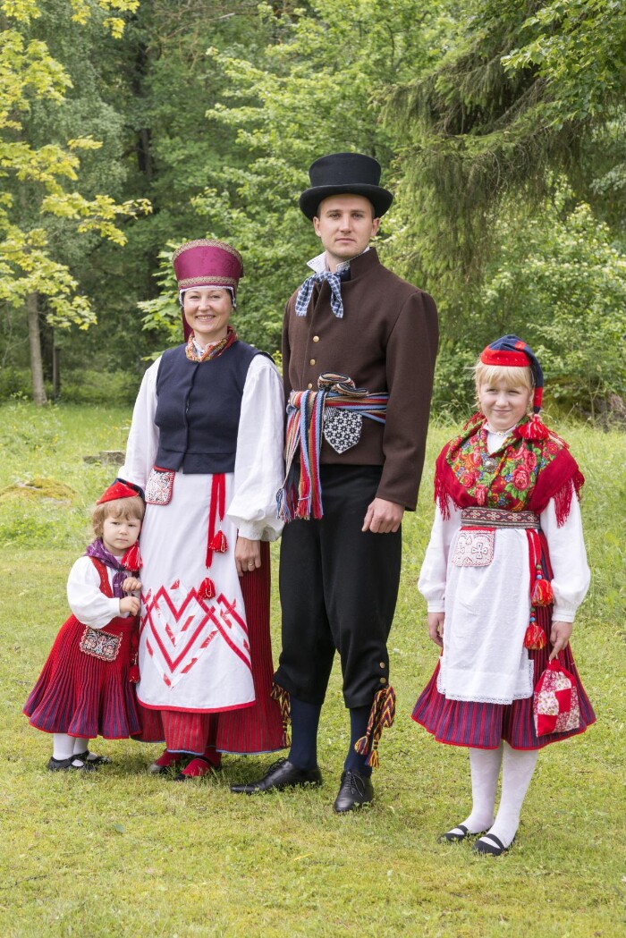 Kärla naise, mehe ja laste rahvariided, 19. saj