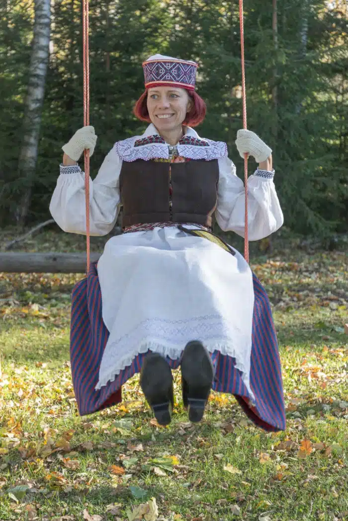 Mareli Rannapil valmisid videod Saaremaa kihelkondade naiste rõivastumisest Mareli Rannapil valmisid videod Saaremaa kihelkondade naiste rõivastumisest