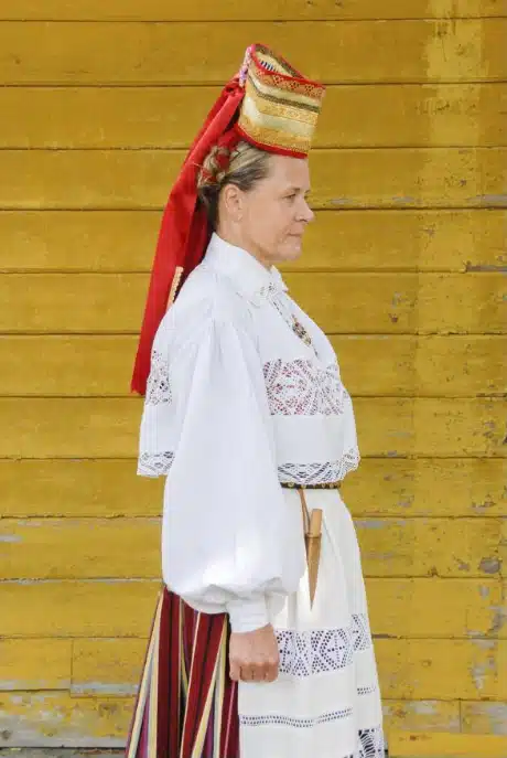 Pühalepa pruudi rahvarõivad