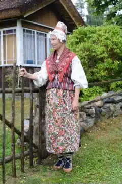 Ruhnu naise rahvarõivad