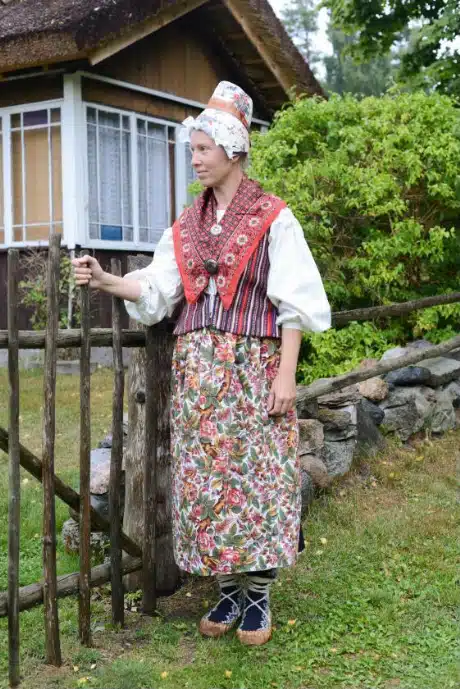 Ruhnu naise rahvarõivad