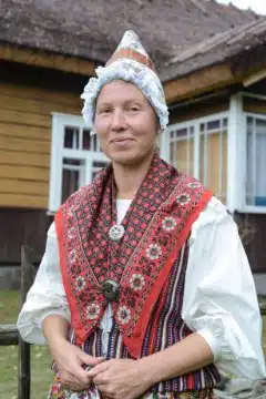 Ruhnu naise rahvarõivad