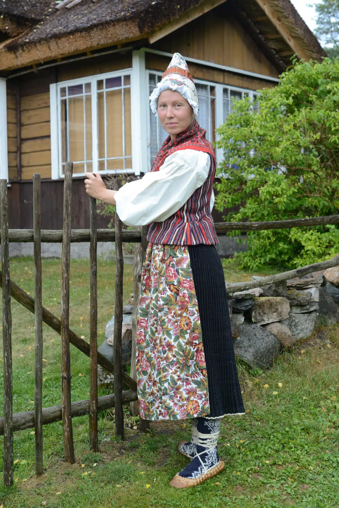Ruhnu naise rahvarõivad