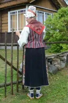 Ruhnu naise rahvarõivad