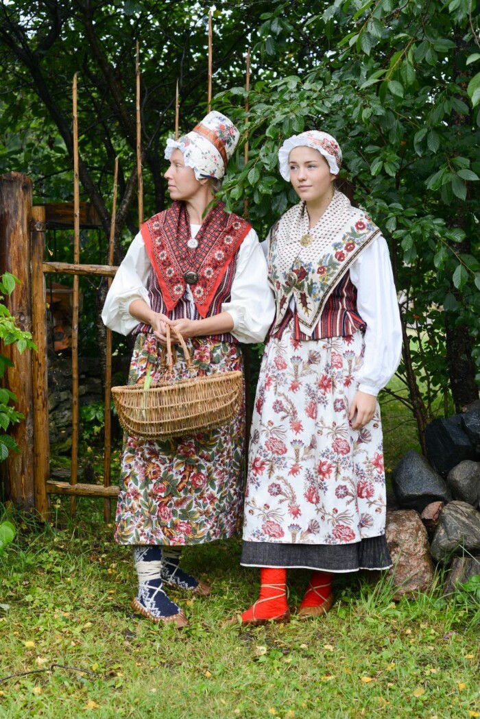 Ruhnu naise ja neiu rahvarõivad