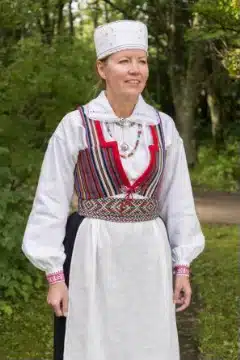 Valjala naine rahvariides, 19. saj I pool