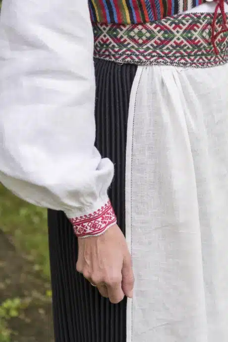 Valjala naine rahvariides, 19. saj I pool