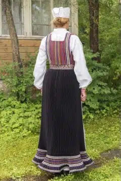 Valjala naine rahvariides, 19. saj I pool